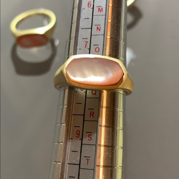 Kendra Scott Mel Ring in ColorPEACH MOP - Picture 5 of 7